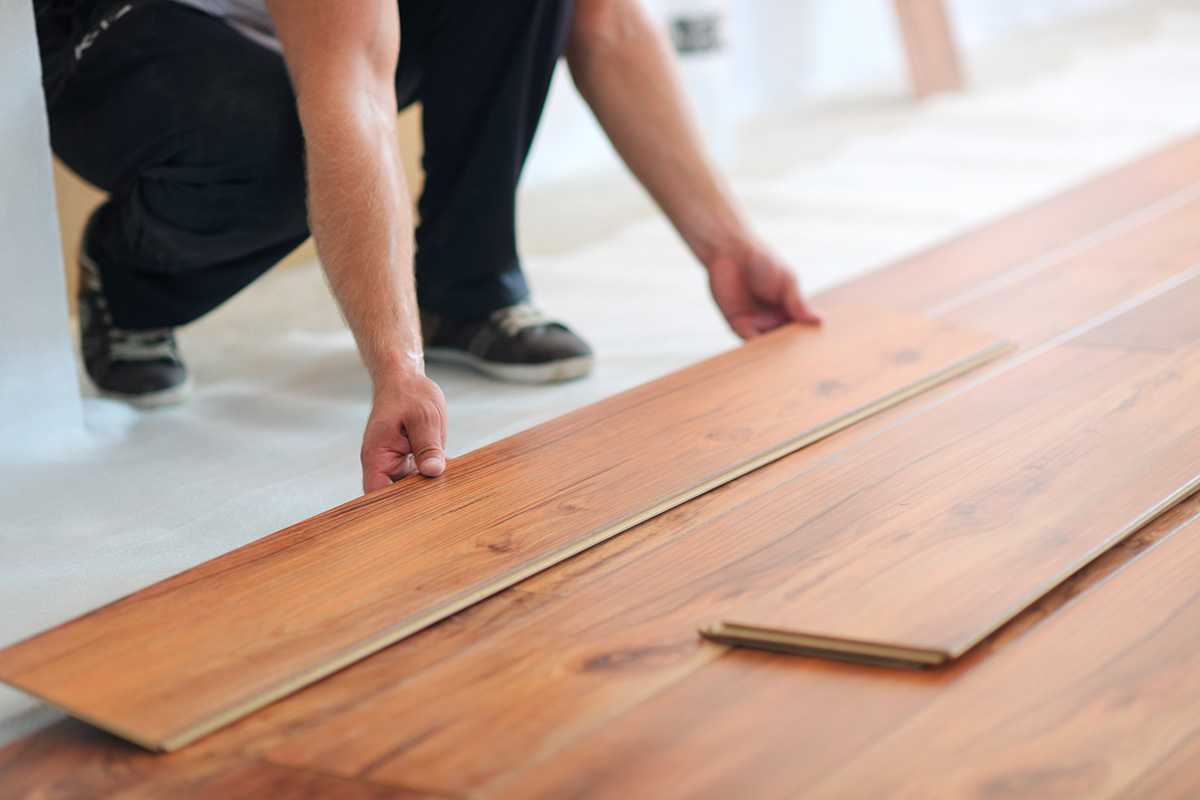 Pose professionnelle de parquet massif dans un salon lumineux à Bruxelles, réalisée par les experts Parketland.
